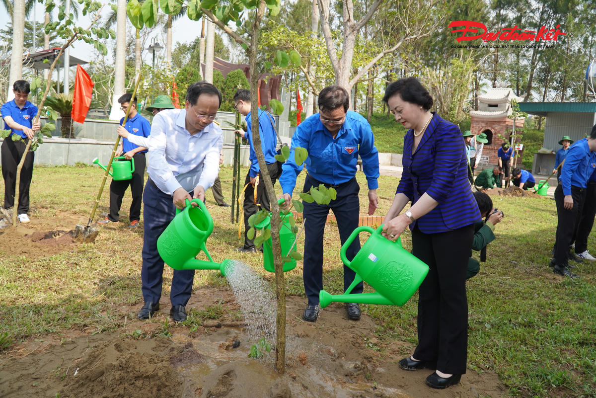 Phó Thủ tướng Phạm Thị Thanh Trà cùng đại biểu tham gia trồng cây xanh. Ảnh: HN.