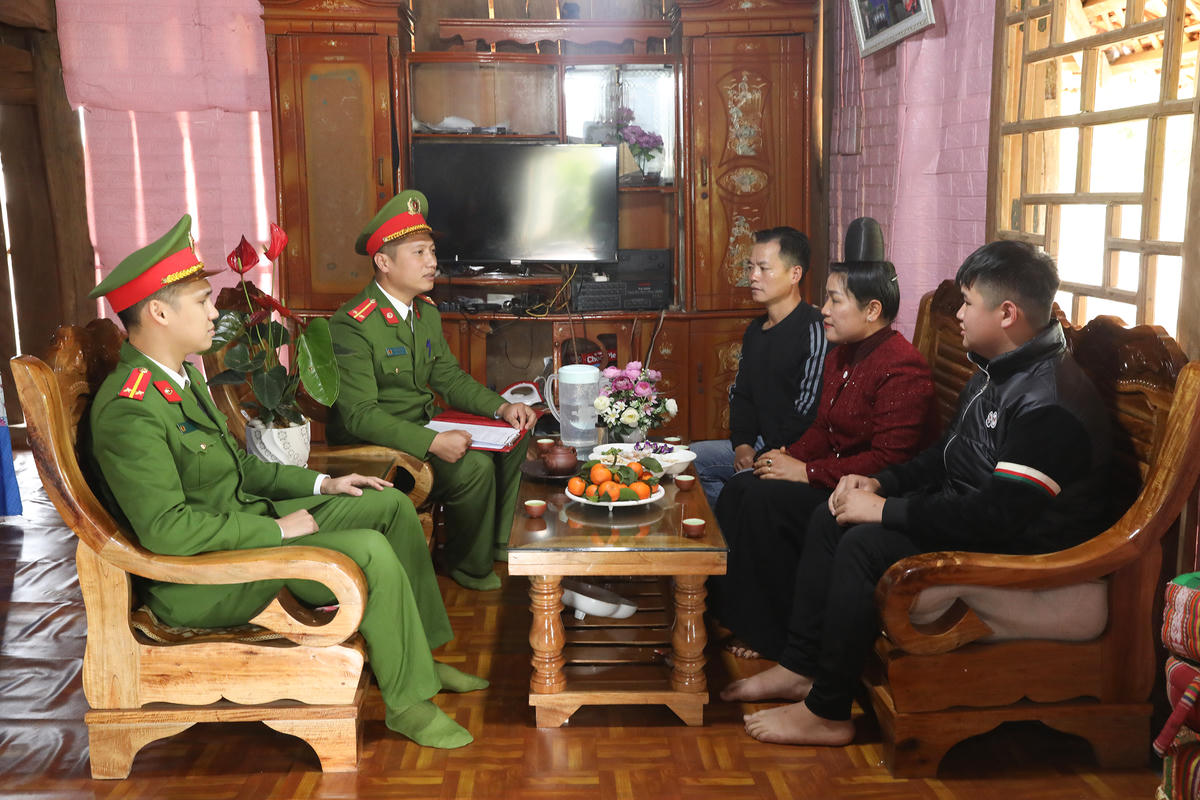 Lực lượng Công an cơ sở tăng cường xuống gặp gỡ, động viên các tân binh.