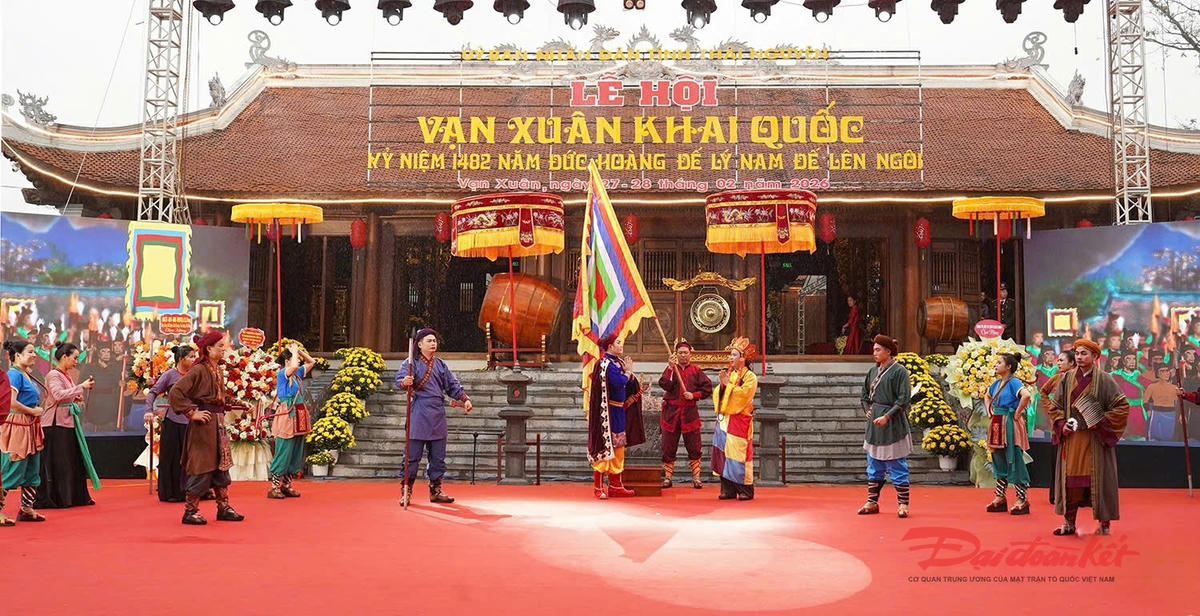 Màn tái hiện lịch sử lập nước Vạn Xuân và lên ngôi của Đức Hoàng đế Lý Nam Đế. Ảnh: TN.