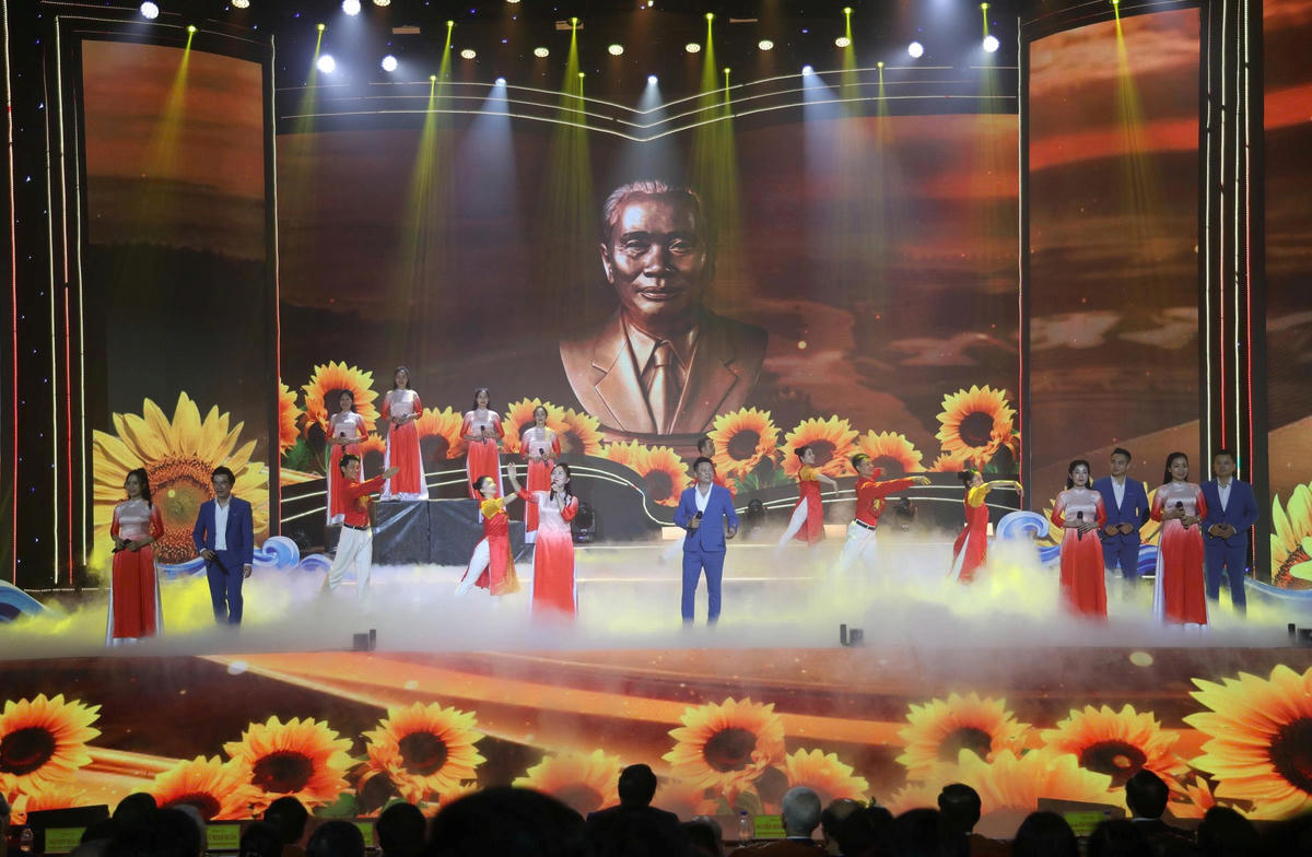 Một tiết mục văn nghệ tại chương trình nghệ thuật kỷ niệm 120 năm Ngày sinh Thủ tướng Phạm Văn Đồng. Ảnh: CV.