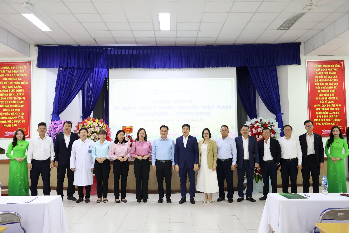 Đoàn công tác Vietcombank chụp ảnh lưu niệm cùng Ban giám đốc Bệnh viện Đa khoa Củ Chi.