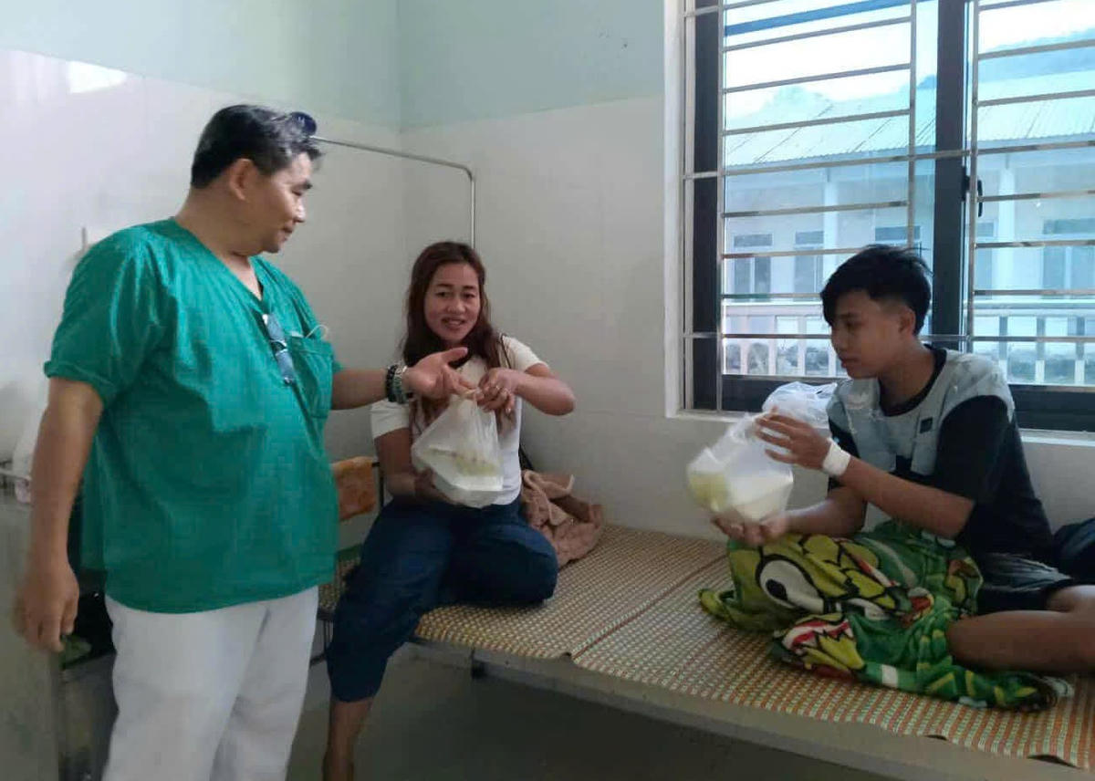 Các y, bác sĩ đưa tận tay những suất cơm miễn phí cho bệnh nhân. Ảnh: CV.