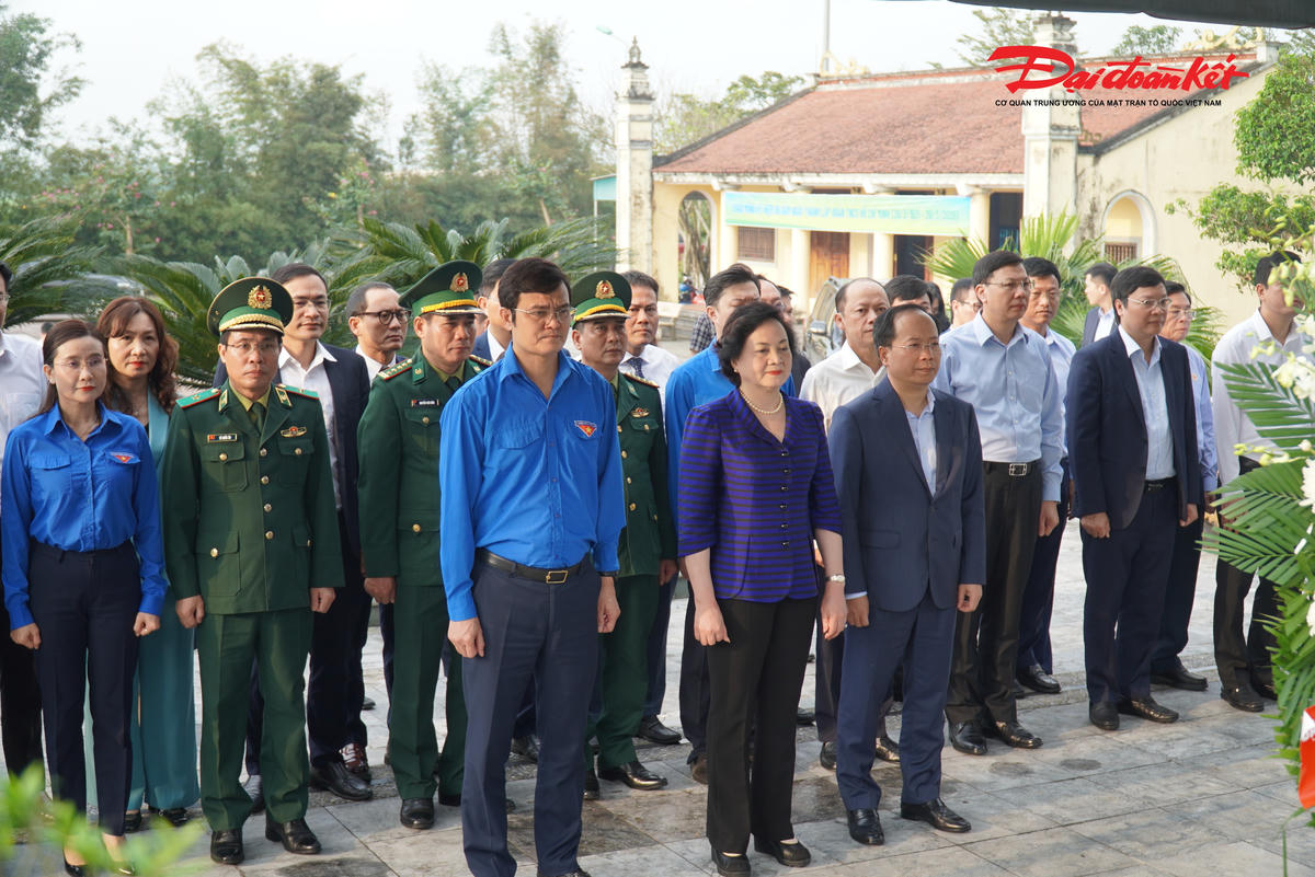 Bí thư Trung ương Đảng, Phó Thủ tướng Chính phủ Phạm Thị Thanh Trà dẫn đầu đoàn công tác đến dâng hương, hoa tại Khu tưởng niệm Anh hùng liệt sĩ Lý Tự Trọng. Ảnh: HN.