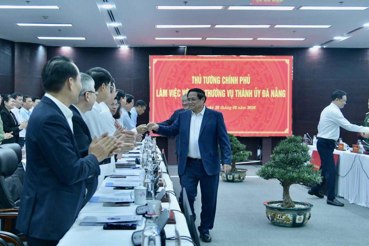 Thủ tướng Chính phủ Phạm Minh Chính bắt tay các đại biểu. Ảnh: CV.