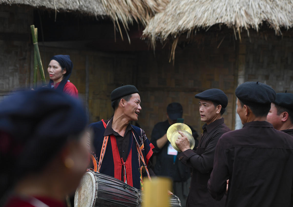 Những nụ cười rạng rỡ trong ngày hội của đồng bào. Ảnh: Phạm Sỹ.