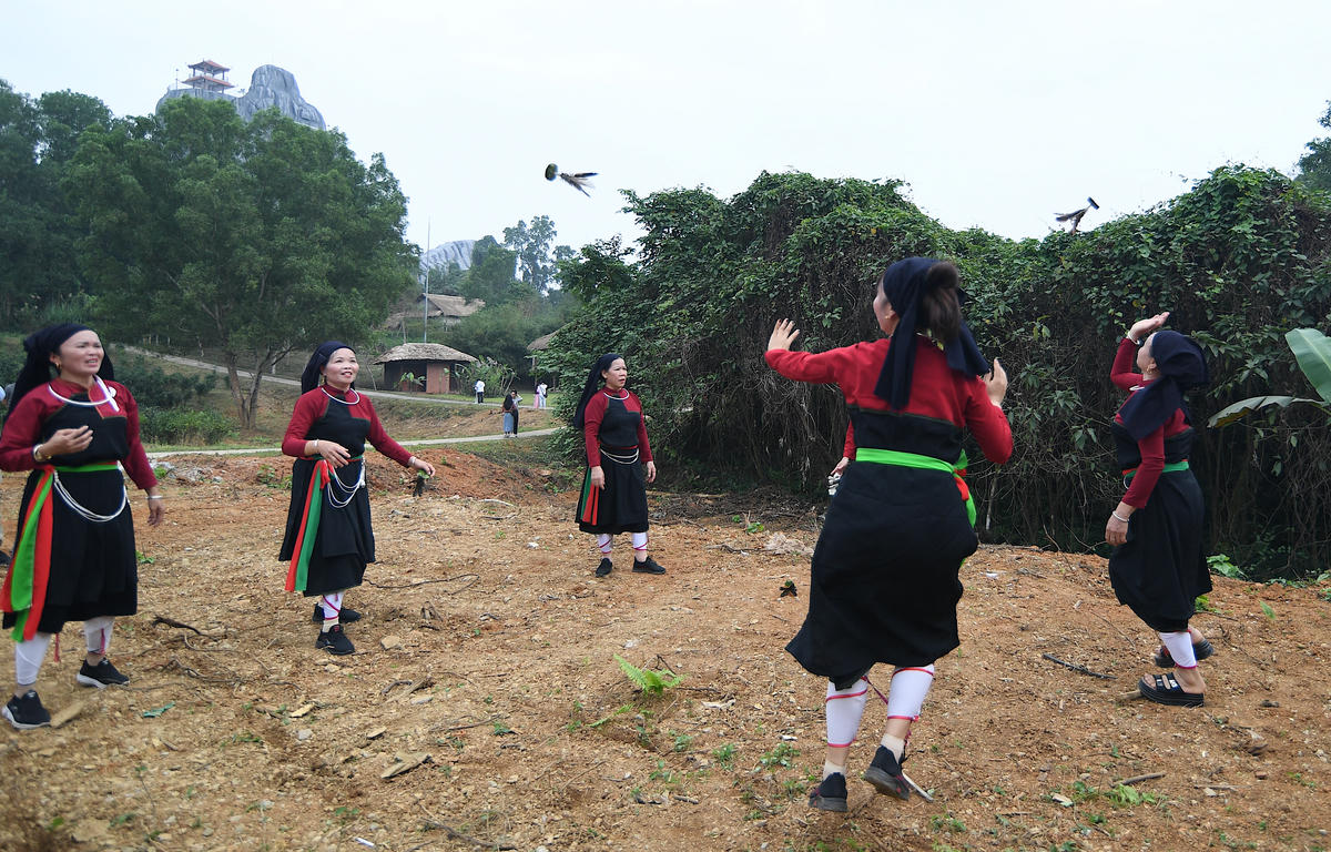Những trò chơi trong lễ hội thể hiện nét đẹp tâm hồn phong phú, gắn với thiên nhiên, gắn với những tập tục văn hoá lâu đời của cư dân lúa nước. Ảnh: Phạm Sỹ.. 