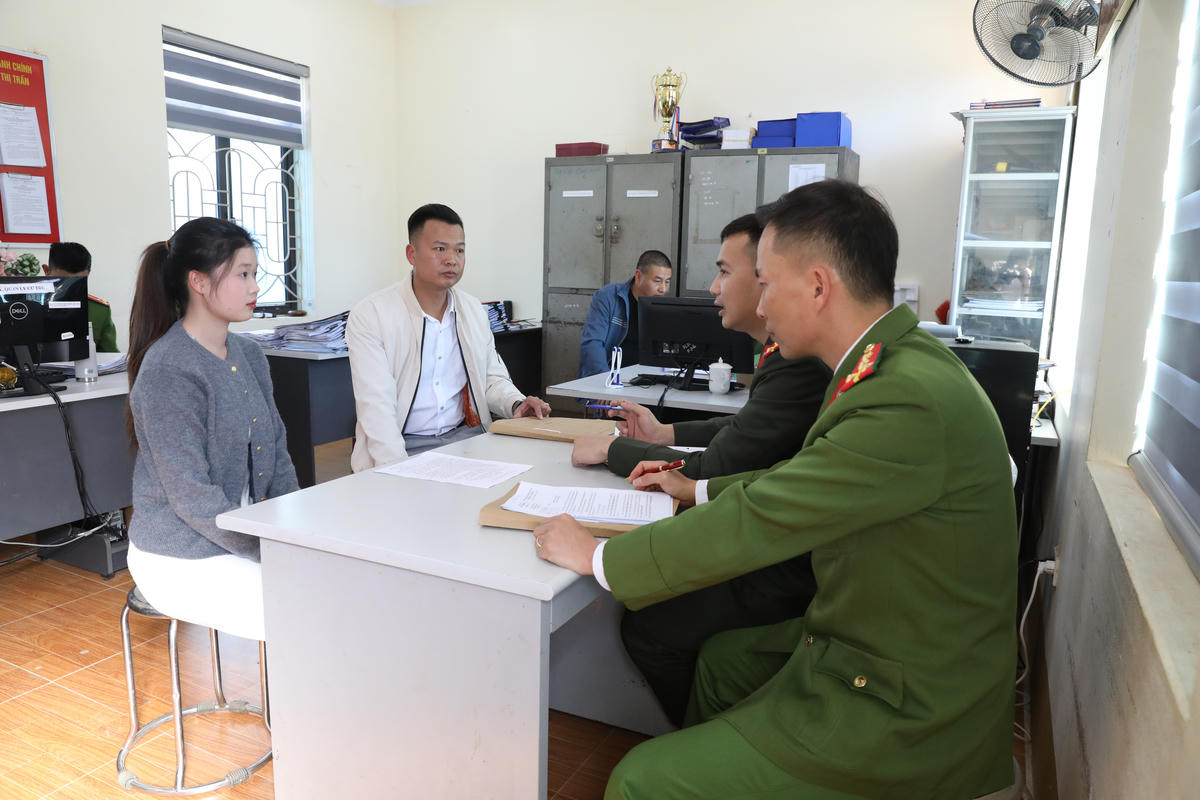 Em Phạm Lê Phương Uyên (bên trái) và gia đình được cán bộ Công an phường Thảo Nguyên tuyên truyền, hướng dẫn về các thủ tục trước khi lên đường nhập ngũ.