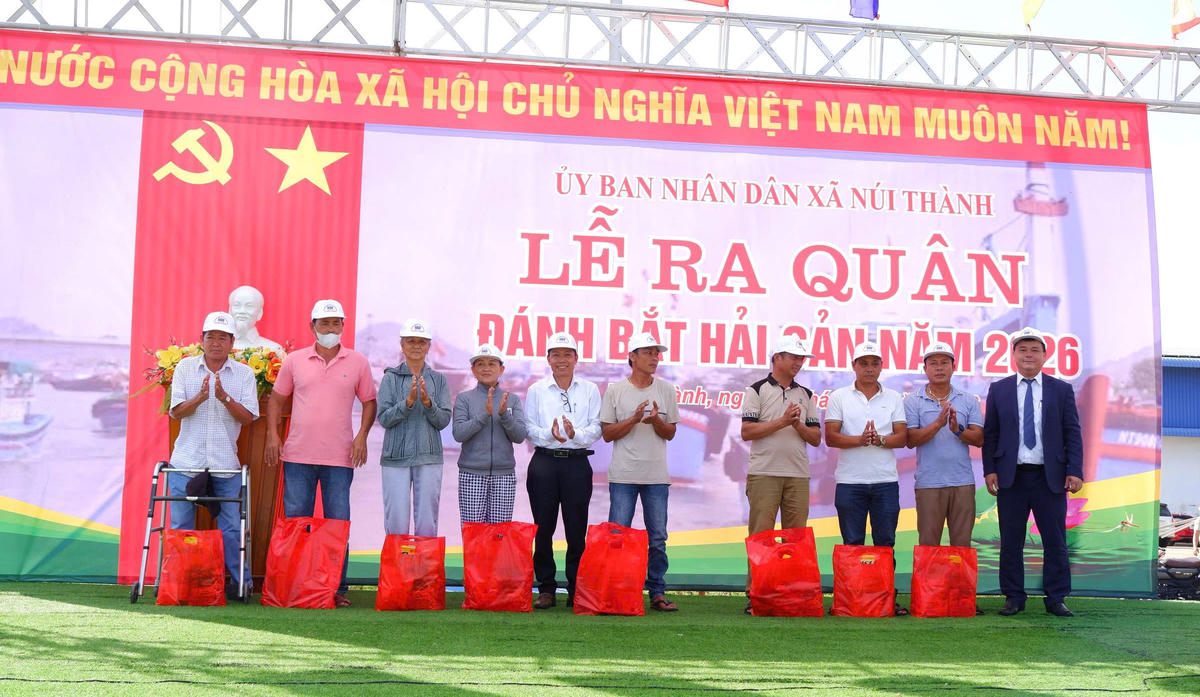 Lãnh đạo Hội Nông dân TP Đà Nẵng và UBND xã Núi Thành tặng quà cho các ngư dân có hoàn cảnh khó khăn. Ảnh: CV.. 