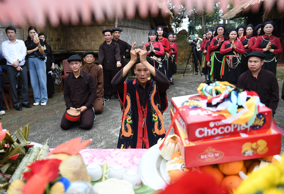 Thầy cúng thực hiện lễ cúng cầu mùa. Những lời khấn nguyện, tiếng trống, điệu múa hòa quyện tạo nên không gian văn hóa linh thiêng, thấm đẫm tinh thần nông nghiệp lúa nước. Ảnh: Phạm Sỹ.