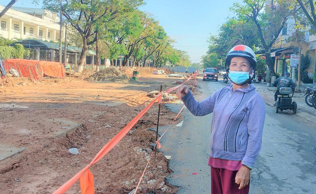 Bà Huỳnh Thị Thùy nói về dự án mương ngầm thoát nước trên đường Trưng Nữ Vương. Ảnh: Chí Đại.