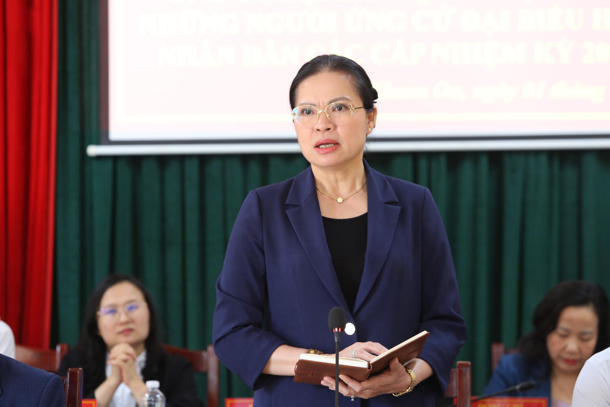 Phó Chủ tịch - Tổng Thư ký Ủy ban Trung ương MTTQ Việt Nam Hà Thị Nga phát biểu trước cử tri xã Khoen On.