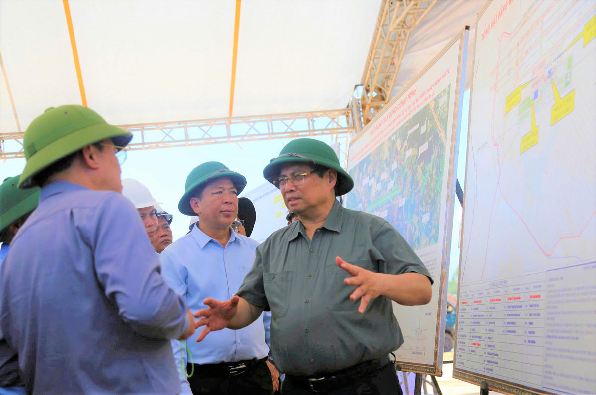 Thủ tướng Chính phủ Phạm Minh Chính nghe lãnh đạo tỉnh Gia Lai báo cáo về Dự án&nbsp;&nbsp;đường cất hạ cánh số 2 và các hạng mục đồng bộ tại Cảng hàng không Phù Cát. Ảnh: Chí Đại.
