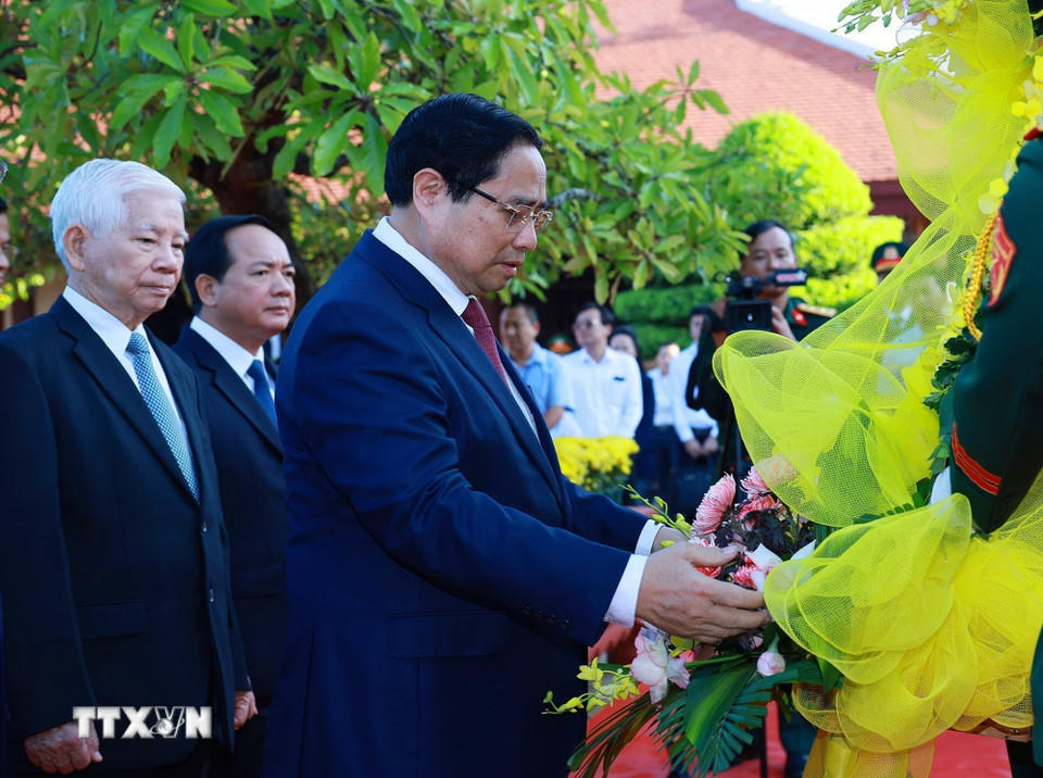Thủ tướng Phạm Minh Chính dâng hương, dâng hoa tưởng nhớ đồng chí Phạm Văn Đồng tại Khu lưu niệm Thủ tướng Phạm Văn Đồng ở xã Mộ Đức, tỉnh Quảng Ngãi. (Ảnh: Dương Giang/TTXVN).