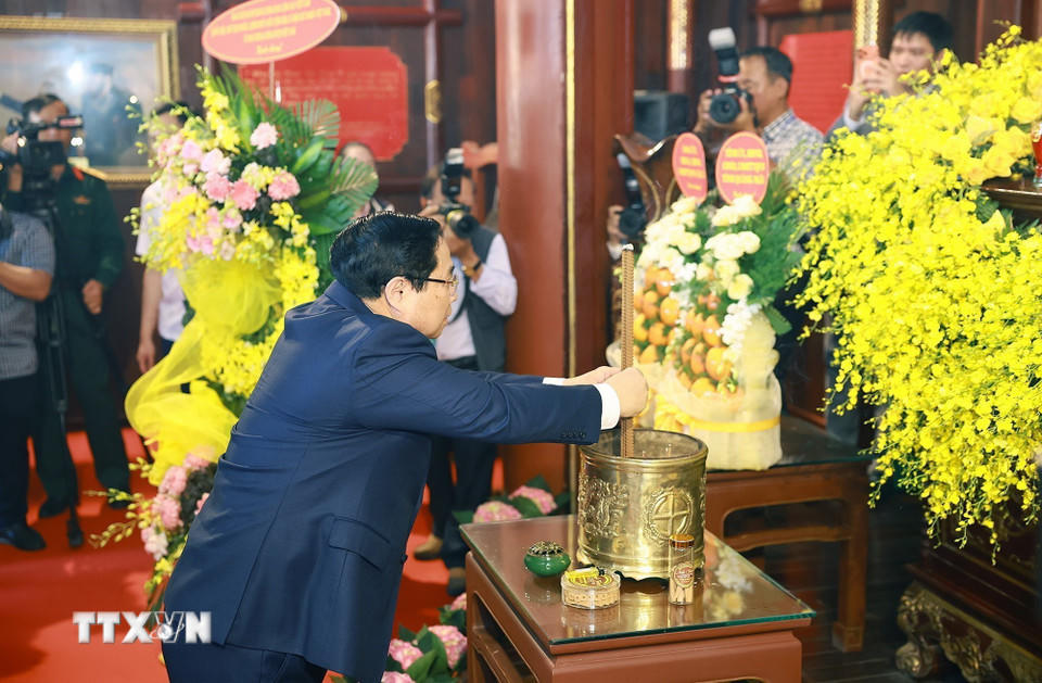 Thủ tướng Phạm Minh Chính dâng hương tại Khu lưu niệm Thủ tướng Phạm Văn Đồng ở xã Mộ Đức, tỉnh Quảng Ngãi. (Ảnh: Dương Giang/TTXVN).