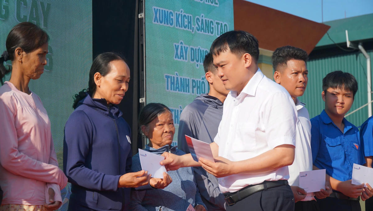 PGS.TS Nguyễn Thanh Xuân, Phó Giám đốc Bệnh viện Trung ương Huế trao tặng những suất quà đến các gia đình có hoàn cảnh khó khăn. Ảnh: T.T.