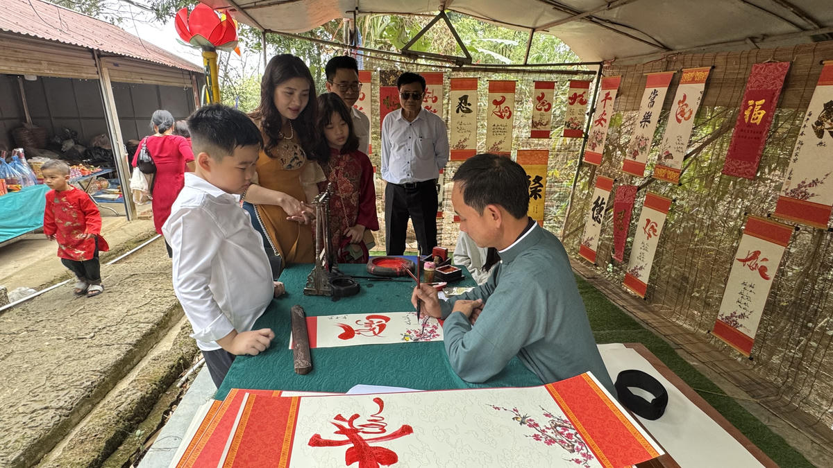 Xin chữ khi đi lễ chùa Tây Phương (Hà Nội). Ảnh: Thư Hoàng.