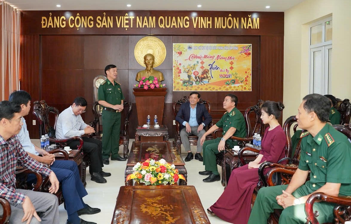 
Ông Lê Trọng Yên, Ủy viên Ban Thường vụ Tỉnh ủy, Phó Chủ tịch Thường trực UBND tỉnh Lâm Đồng dẫn đầu đoàn công tác đã đến thăm, chúc mừng lãnh đạo, cán bộ, chiến sĩ Ban chỉ huy bộ đội biên phòng tỉnh Lâm Đồng. Ảnh  CT
