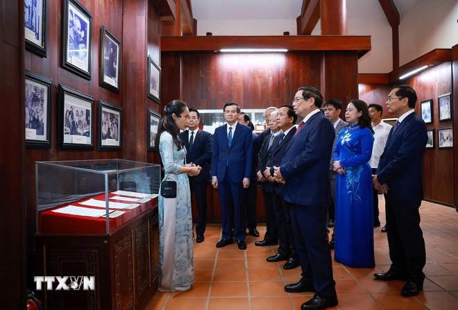 Thủ tướng Phạm Minh Chính tham quan trưng bày hình ảnh và hiện vật về Thủ tướng Phạm Văn Đồng ở xã Mộ Đức, tỉnh Quảng Ngãi. (Ảnh: Dương Giang/TTXVN).