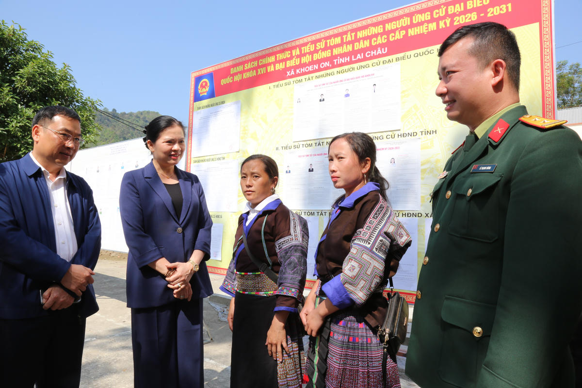 Phó Chủ tịch - Tổng Thư ký Ủy ban Trung ương MTTQ Việt Nam Hà Thị Nga trò chuyện với cử tri xã Khoen On.