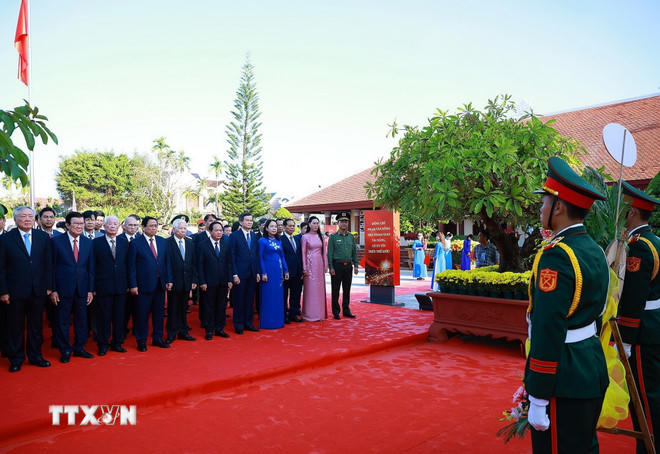 Thủ tướng Phạm Minh Chính dâng hương, dâng hoa tưởng nhớ đồng chí Phạm Văn Đồng tại Khu lưu niệm Thủ tướng Phạm Văn Đồng ở xã Mộ Đức, tỉnh Quảng Ngãi. (Ảnh: Dương Giang/TTXVN).