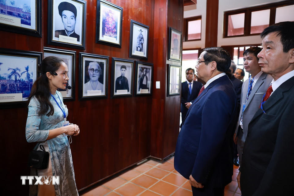 Thủ tướng Phạm Minh Chính tham quan trưng bày hình ảnh và hiện vật về Thủ tướng Phạm Văn Đồng ở xã Mộ Đức, tỉnh Quảng Ngãi. (Ảnh: Dương Giang/TTXVN).