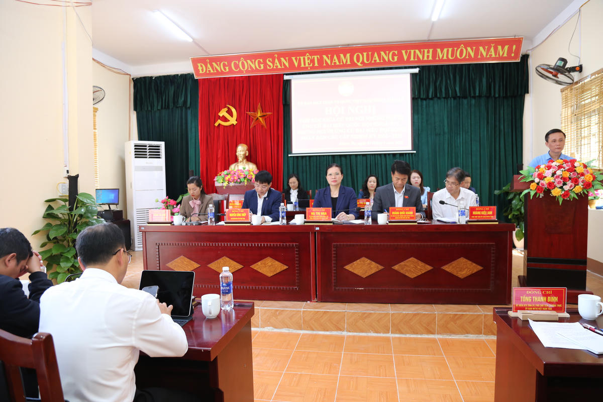 Các đại biểu chủ trì hội nghị tiếp xúc cử tri.