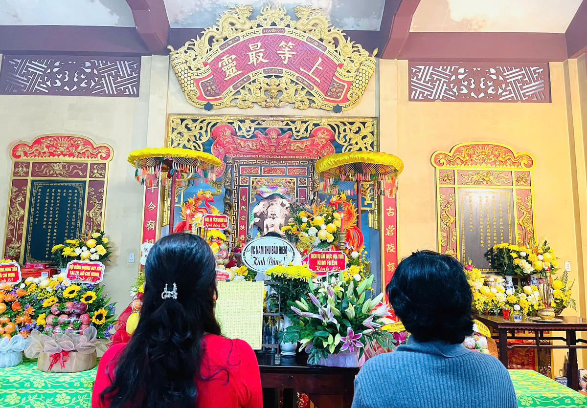 Người dân thành kính dâng hương tưởng nhớ đến Bà Chiêm Sơn. Ảnh: CTV