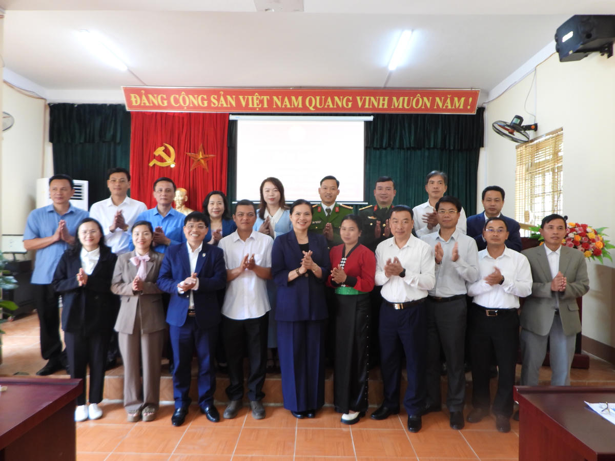 Phó Chủ tịch - Tổng Thư ký Ủy ban Trung ương MTTQ Việt Nam Hà Thị Nga chụp ảnh lưu niệm cùng các ứng cử viên và các đại biểu dự hội nghị.