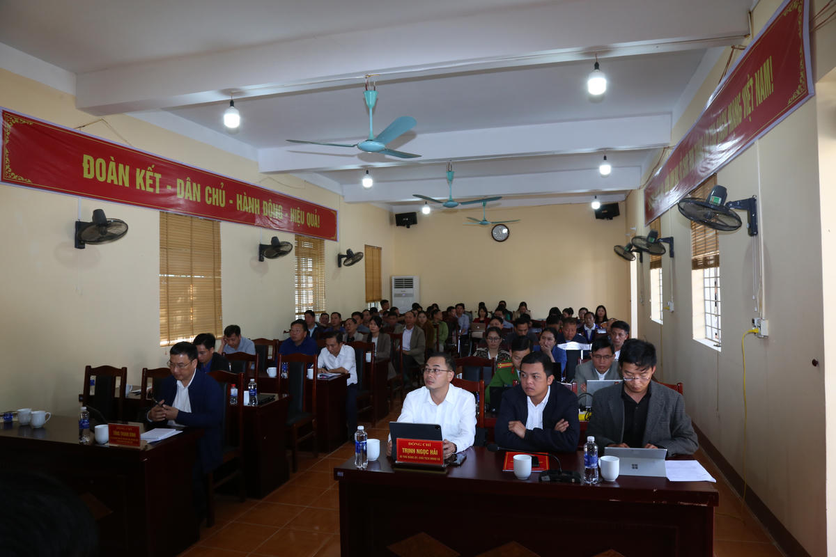 Các đại biểu và cử tri xã Khoen On dự hội nghị.