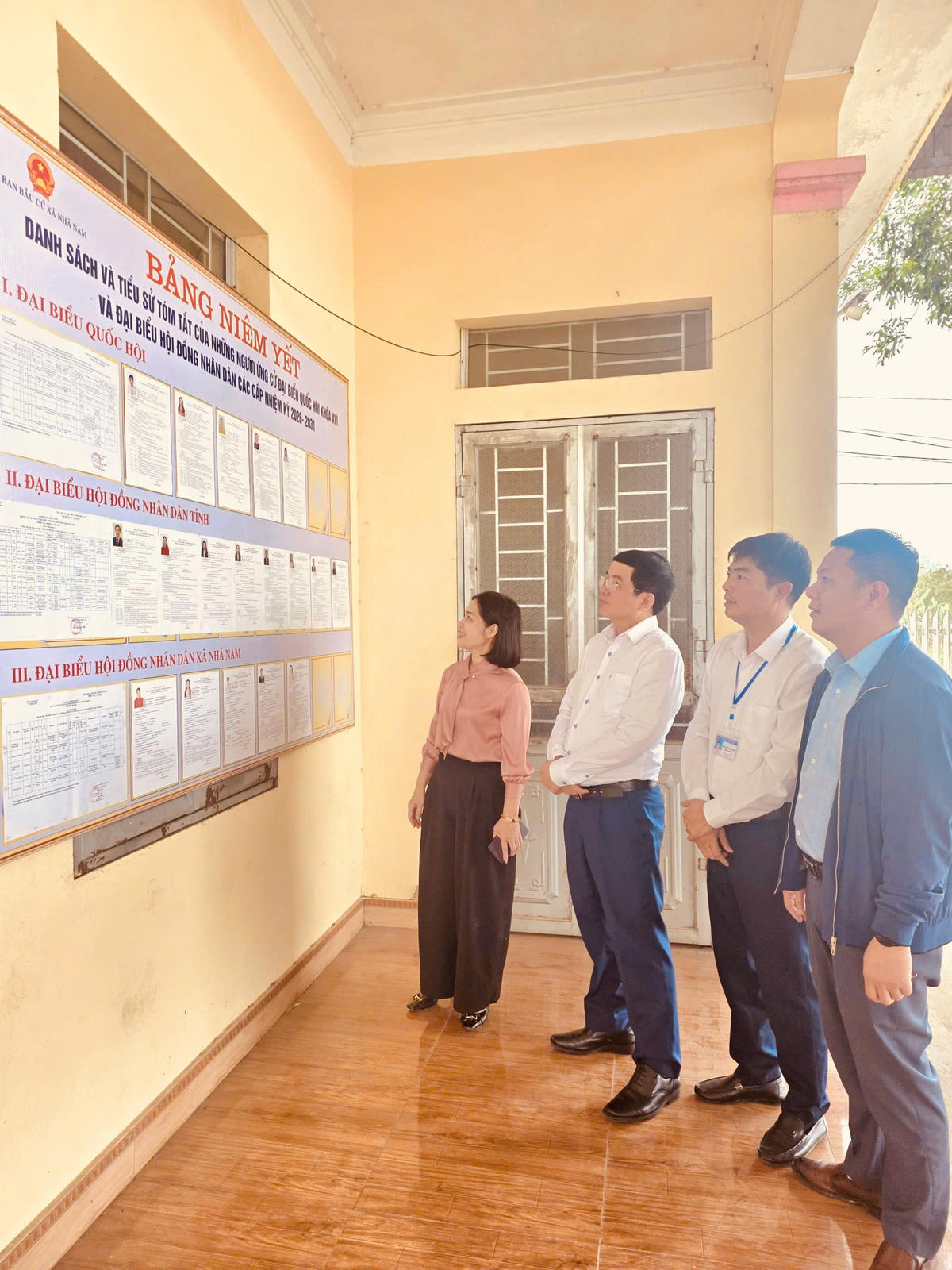 Ông Nguyễn Văn Triển - Phó Chủ tịch Ủy ban MTTQ tỉnh Bắc Ninh, Ủy viên Ủy ban bầu cử tỉnh Bắc Ninh, 
Phó Trưởng đoàn giám sát số 03 kiểm tra công tác niêm yết danh sách ứng cử viên đại biểu Quốc hội và đại biểu HĐND các cấp tại khu vực bỏ phiếu của xã Nhã Nam.&nbsp;Ảnh: Hoàng Phương.