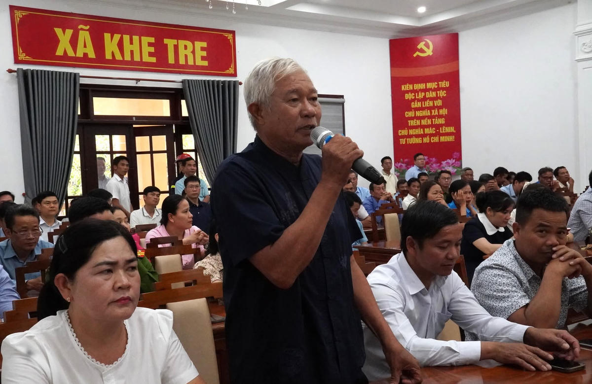 Cử tri nêu ý kiến tại buổi tiếp xúc. Ảnh: V.H.