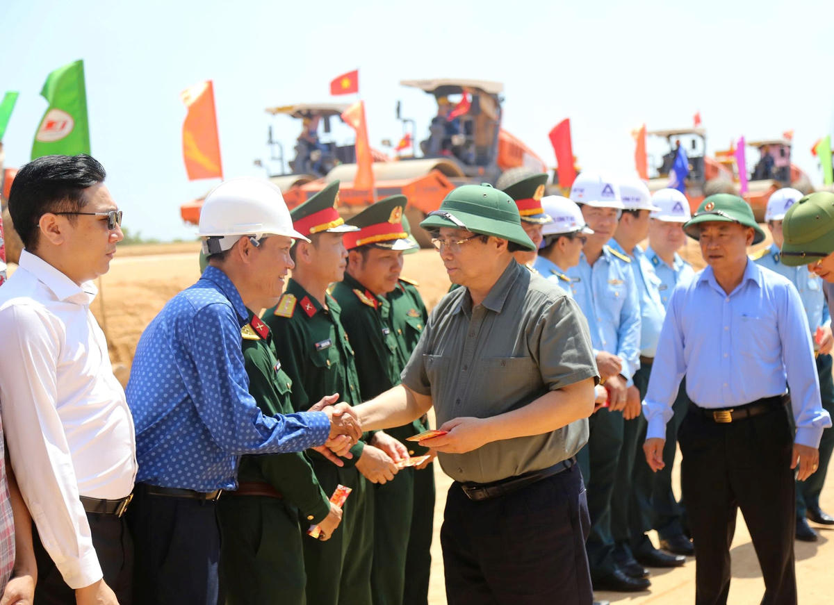 Thủ tướng Chính phủ Phạm Minh Chính thăm hỏi, sức khỏe đơn vị thi công dự án. Ảnh: Đình Sang.