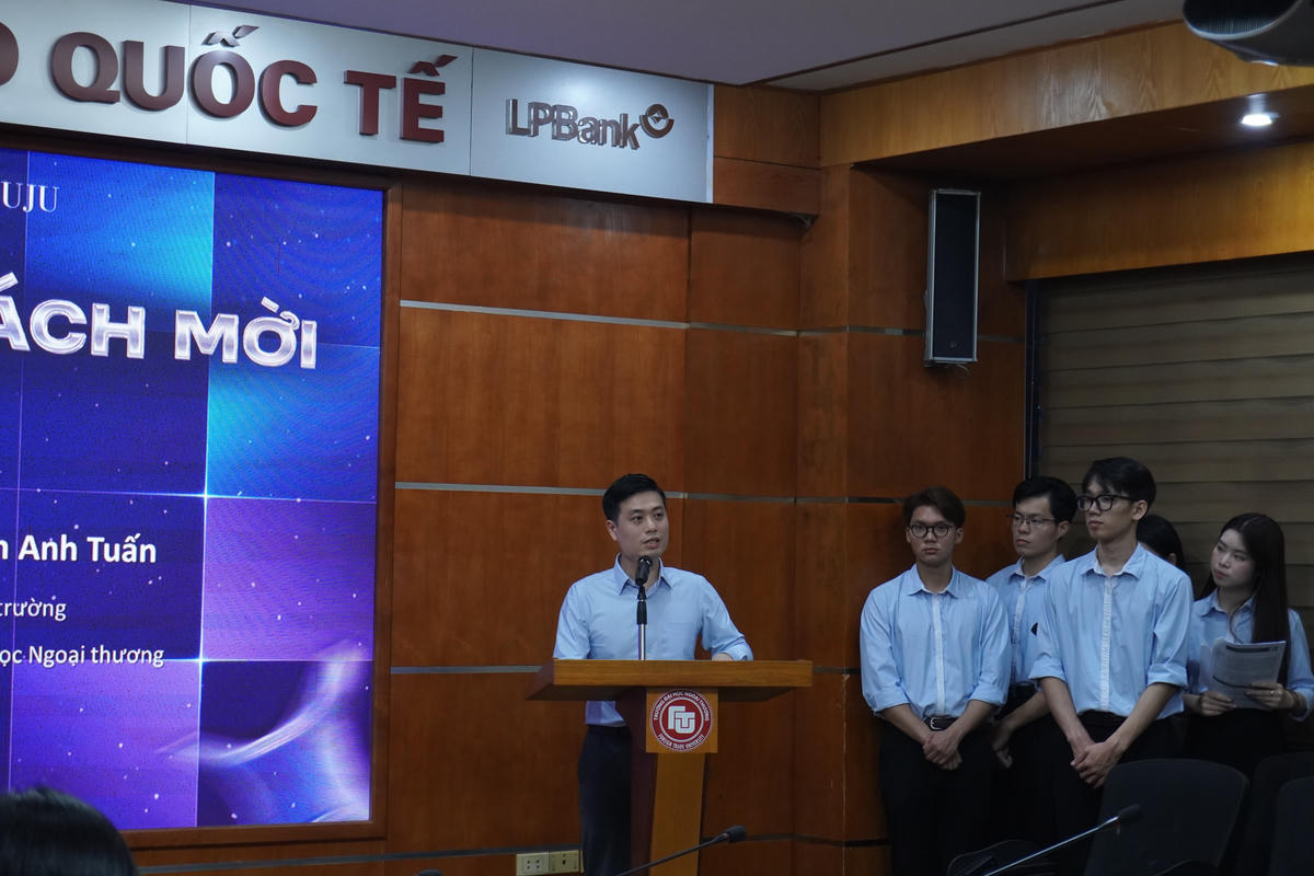 Anh Đoàn Anh Tuấn - Bí thư Đoàn trường Trường Đại học Ngoại thương phát biểu tại họp báo.