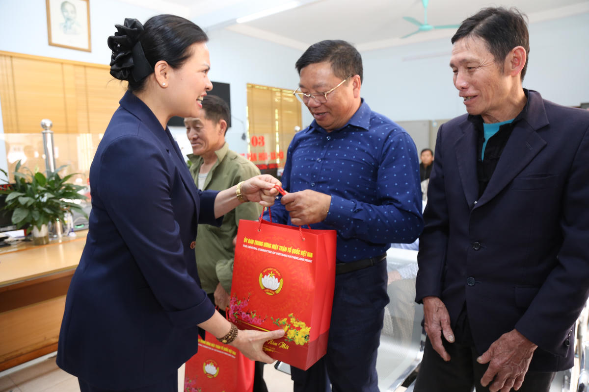 Phó Chủ tịch - Tổng Thư ký Ủy ban Trung ương MTTQ Việt Nam Hà Thị Nga trao quà cho nhân dân xã Khoen On.