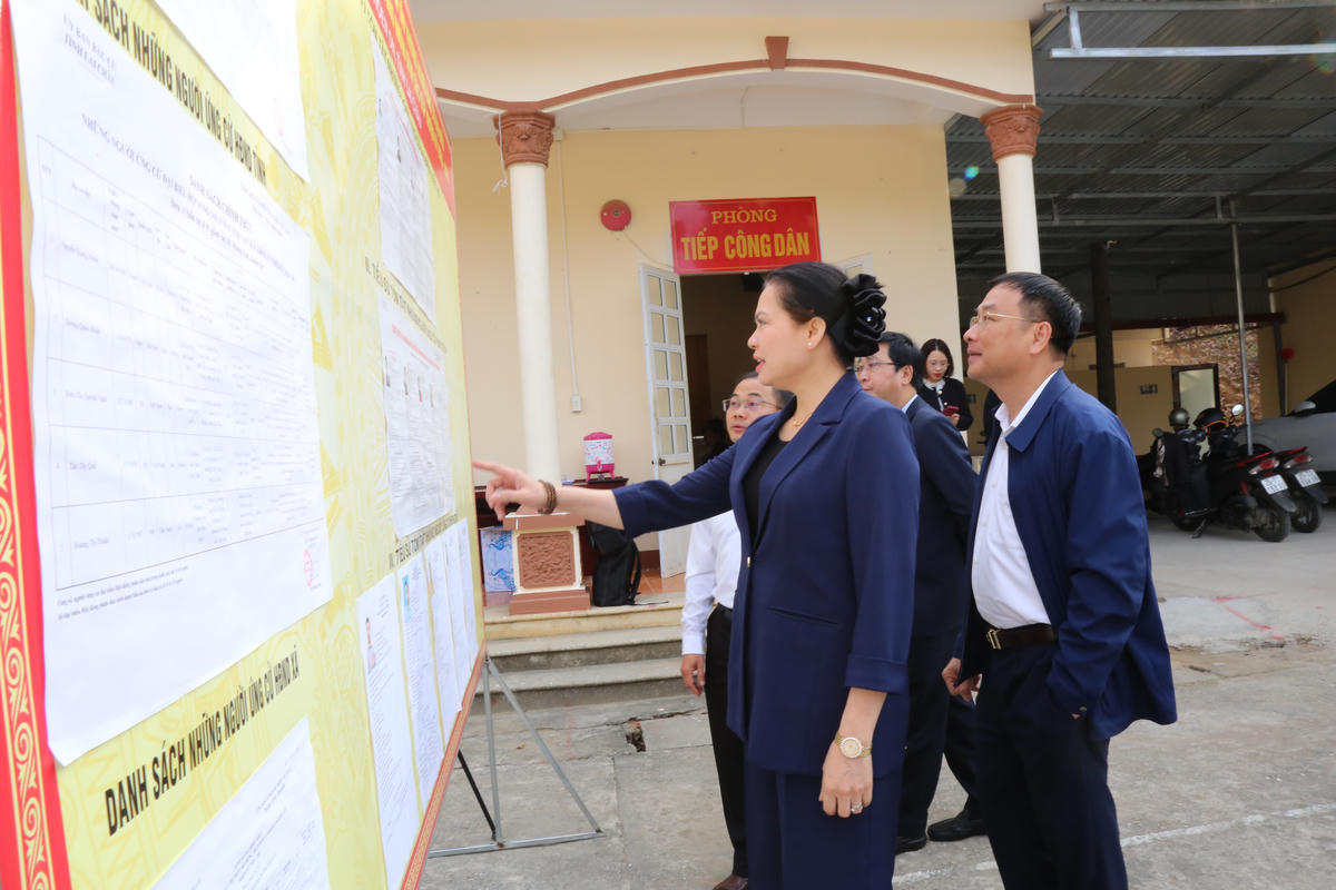 Phó Chủ tịch - Tổng Thư ký Ủy ban Trung ương MTTQ Việt Nam Hà Thị Nga cùng các đại biểu xem danh sách các ứng cử viên.