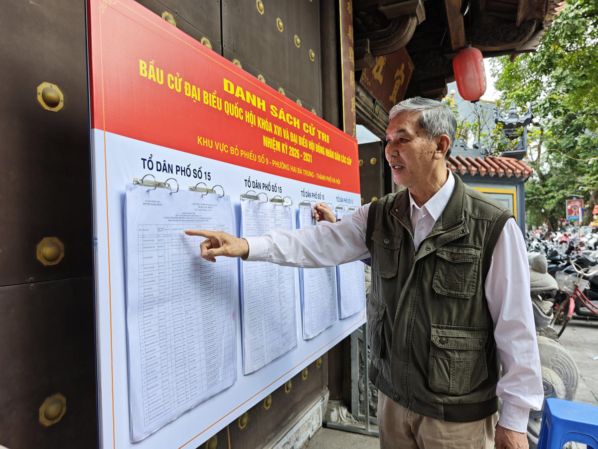 Người dân phường Hai Bà Trưng (Hà Nội) xem danh sách cử tri bầu cử đại biểu Quốc hội khóa XVI và đại biểu HĐND các cấp nhiệm kỳ 2026 - 2031. Ảnh: Quang Vinh.