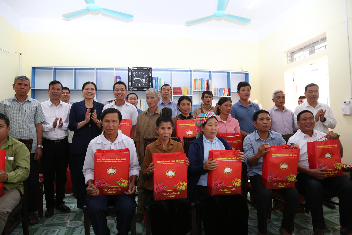 Nhân dân xã Mường Kim bày tỏ sự xúc động khi nhận quà từ Lãnh đạo Ủy ban Trung ương MTTQ Việt Nam.