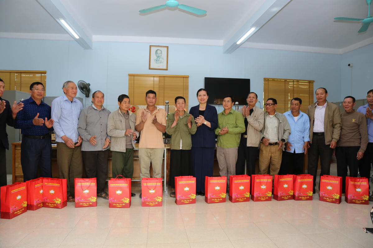 Phó Chủ tịch - Tổng Thư ký Ủy ban Trung ương MTTQ Việt Nam Hà Thị Nga chụp ảnh lưu niệm cùng các hộ gia đình có công, người có uy tín, hộ có hoàn cảnh khó khăn tại xã Khoen On.