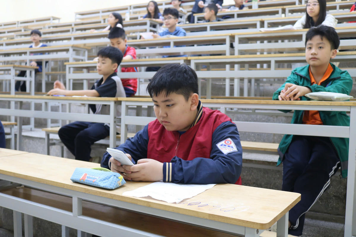 Em Nguyễn Khải Minh, lớp 6A2 Trường THCS Nguyễn Trãi (Sơn La) tham dự kỳ thi tại điểm thi Trường Đại học Sư phạm Hà Nội. Ảnh: Nguyễn Hoài