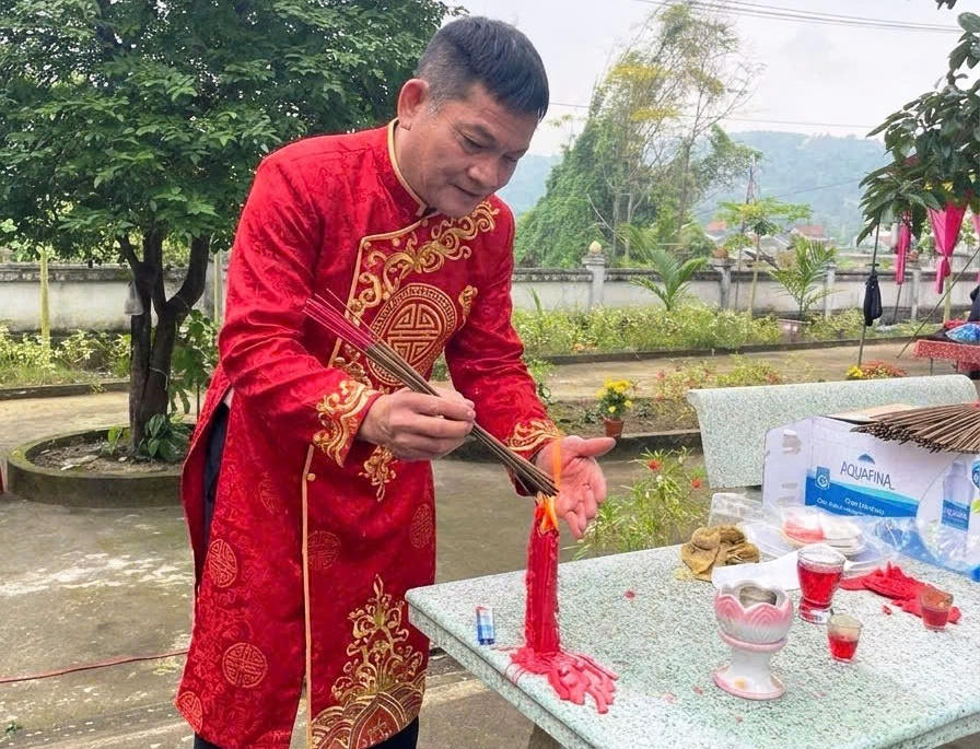 Ông Trần Văn Hiền thắp hương tưởng niệm để tỏ lòng thành kính đến Bà Chiêm Sơn. Ảnh: CTV.