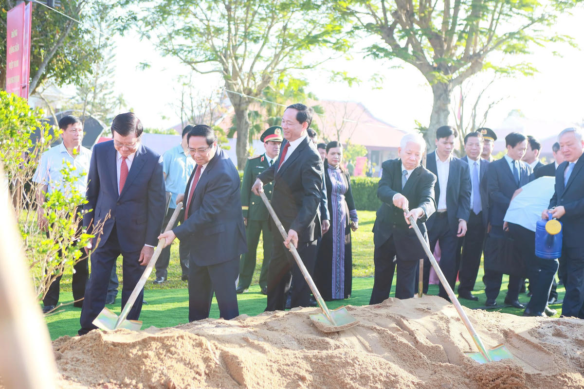 Thủ tướng Phạm Minh Chính trồng cây tại Khu lưu niệm Thủ tướng Phạm Văn Đồng. Ảnh: Tấn Thành.