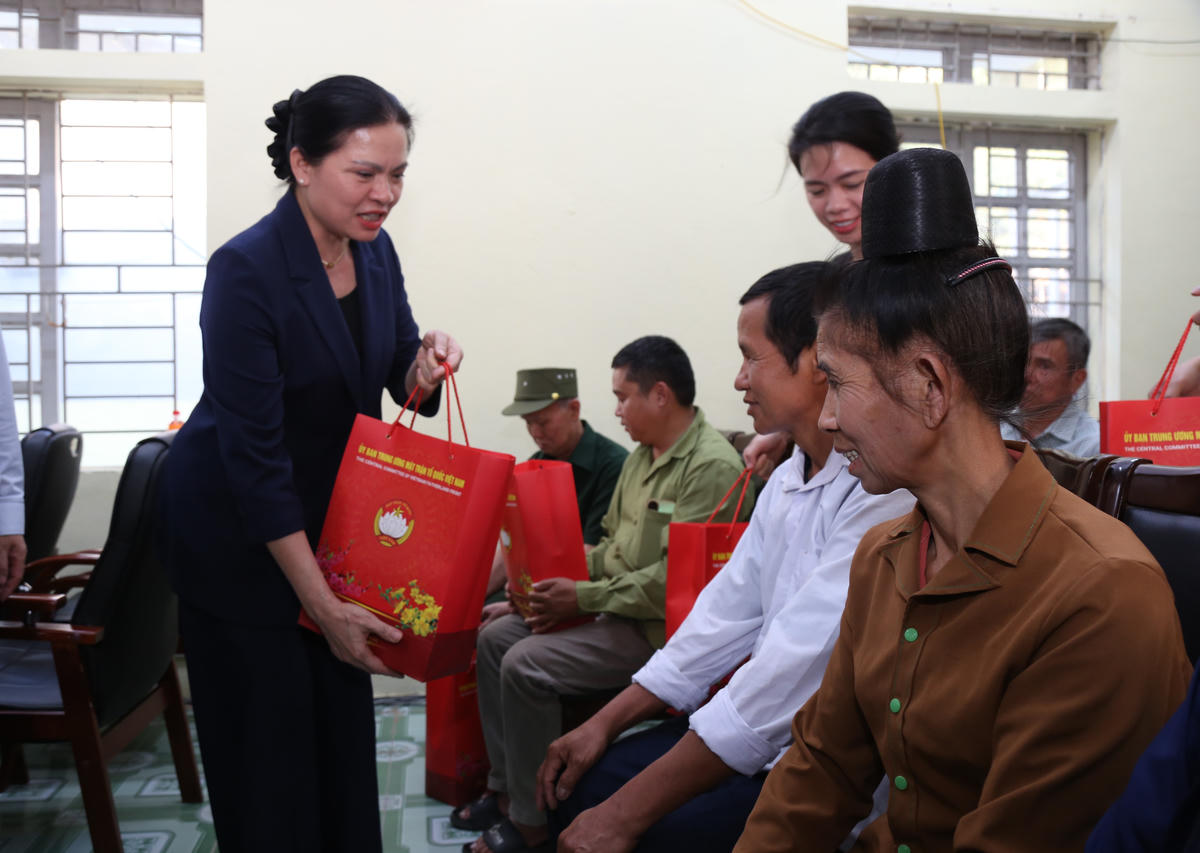 Phó Chủ tịch - Tổng Thư ký Ủy ban Trung ương MTTQ Việt Nam Hà Thị Nga tặng quà cho nhân dân xã Mường Kim.