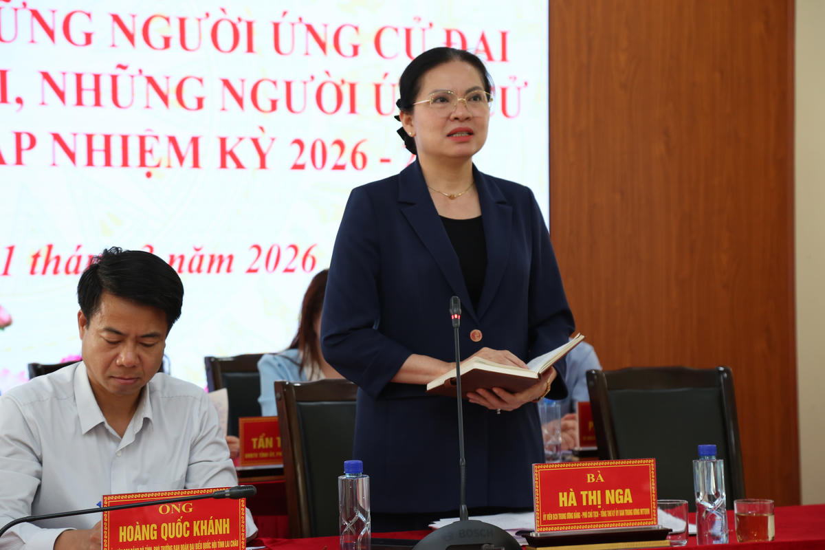 Phó Chủ tịch - Tổng Thư ký Ủy ban Trung ương MTTQ Việt Nam Hà Thị Nga phát biểu tại hội nghị tiếp xúc cử tri ở xã Mường Kim.