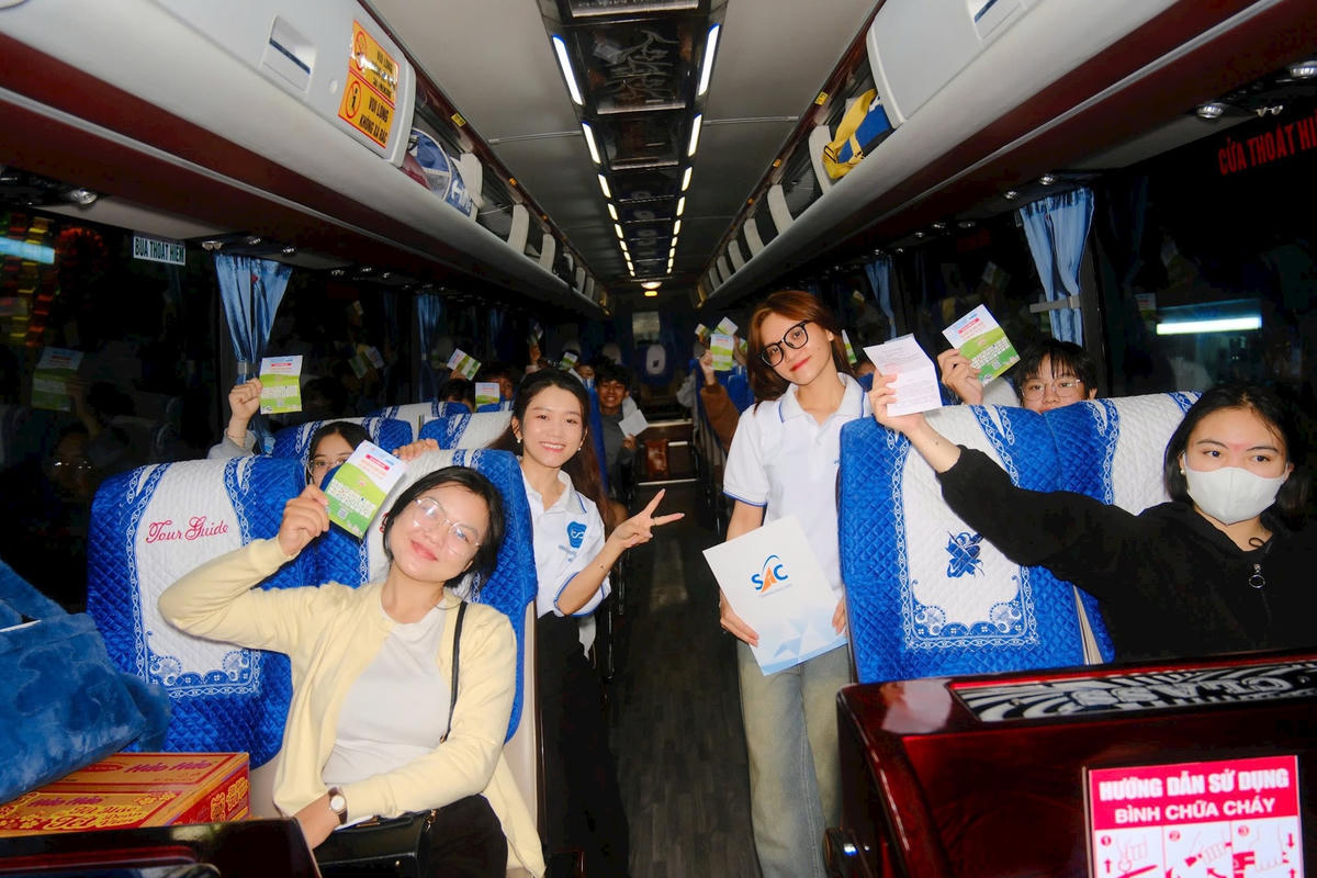 Cứ vào mỗi dịp Tết đến, Thành đoàn TP Hồ Chí Minh lại phối hợp tổ chức các chuyến xe miễn phí đưa sinh viên, người lao động nghèo về quê đón Tết. Ảnh: Q.Đ.