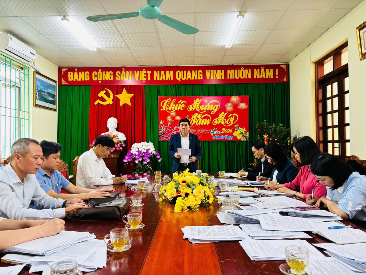 Ông Nguyễn Văn Triển - Phó Chủ tịch Ủy ban MTTQ tỉnh Bắc Ninh, Ủy viên Ủy ban bầu cử tỉnh Bắc Ninh, 
Phó Trưởng đoàn giám sát số 03 cùng các thành viên trong đoàn thực hiện giám sát công tác bầu cử tại xã Phúc Hoà. Ảnh: Hoàng Phương.