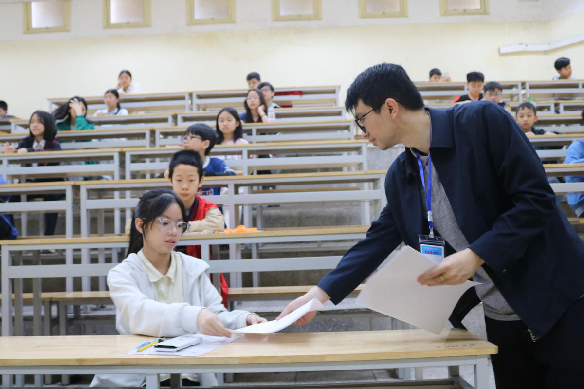 Cán bộ coi thi hướng dẫn thí sinh. Ảnh: Nguyễn Hoài