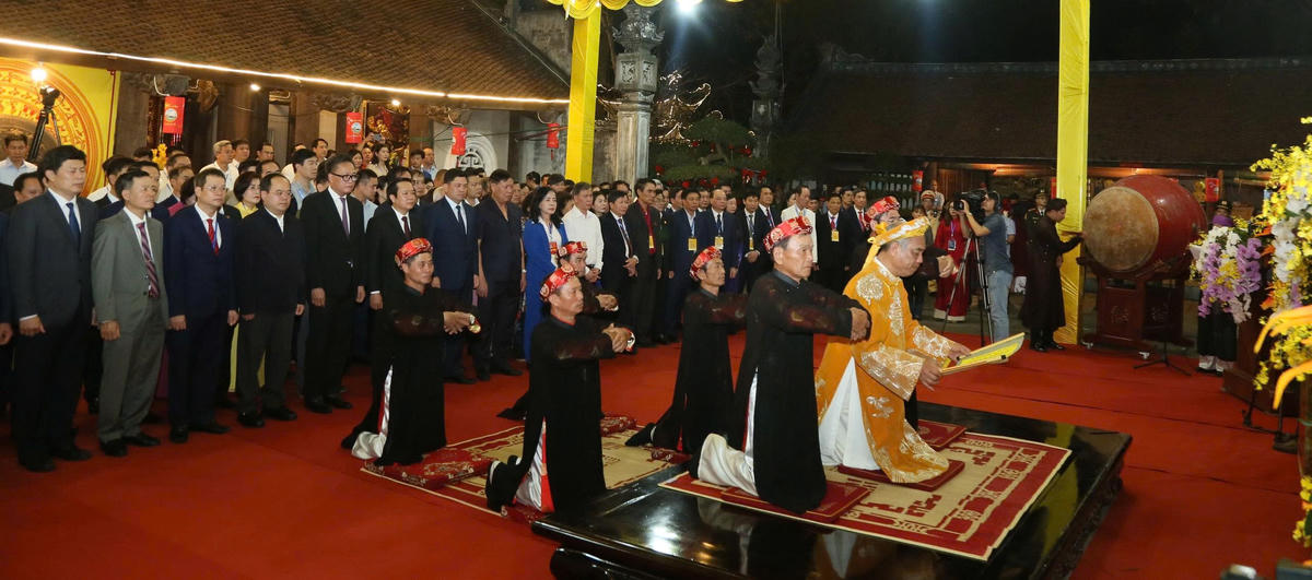 Lãnh đạo tỉnh Hưng Yên, đại biểu khách mười tham dự nghi lễ dâng hương, lễ bái yết tại đền Trần Hưng Yên tối ngày 13 tháng Giêng. Ảnh: Tất Đạt.
