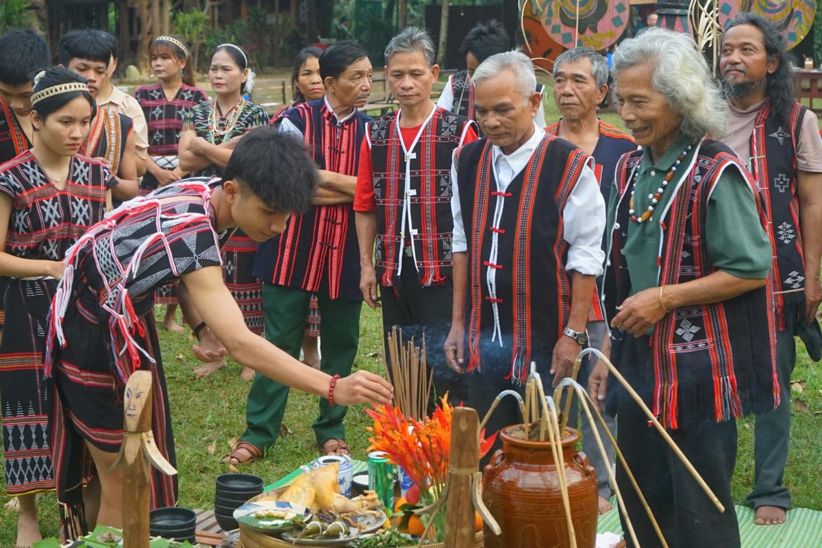 Già làng Bríu Pố (bên phải) cùng người dân tái hiện nghi lễ cúng rừng, truyền lại cho lớp trẻ những giá trị văn hoá của dân tộc Cơ Tu. 	Ảnh: Tấn Thành. 