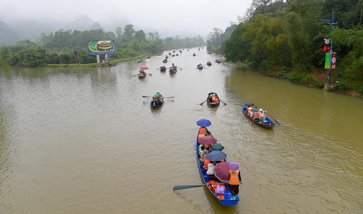 Du khách trẩy hội chùa Hương (Hà Nội). Ảnh: Phạm Sỹ. 