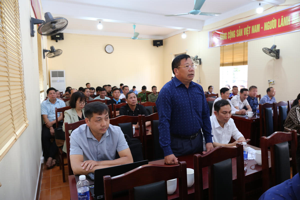 Cử tri trao đổi ý kiến với các ứng cử viên tại hội nghị.